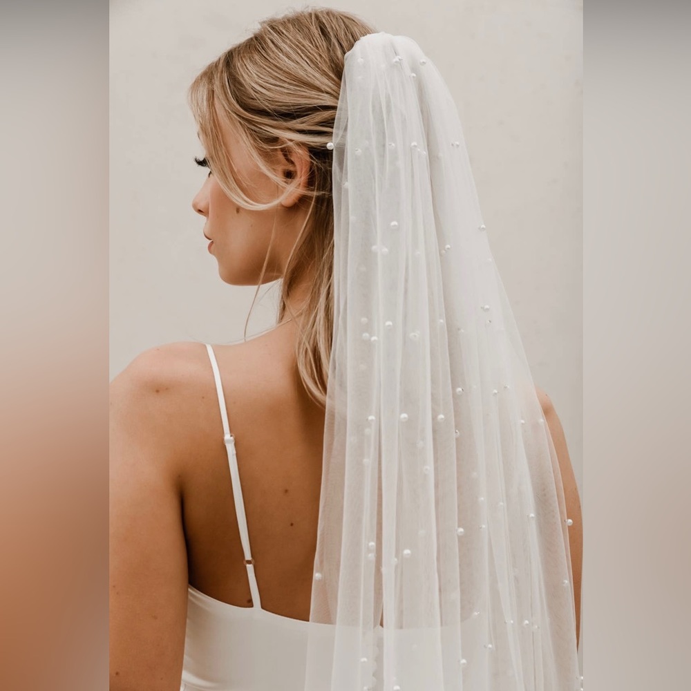 Scattered Pearl Veil- Fingertip Length